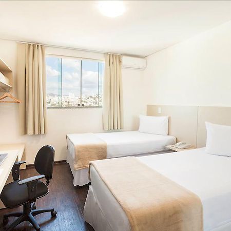 Front Hotel Expominas เบโลโอรีซอนชี ภายนอก รูปภาพ
